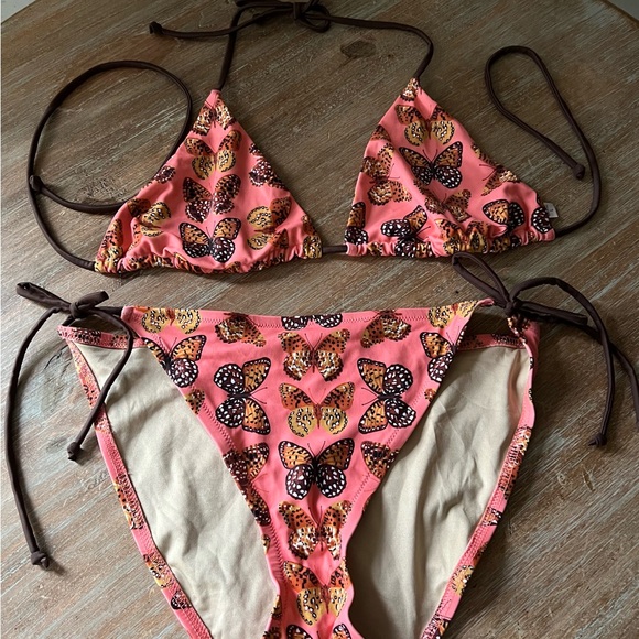 Victoria’s Secret String Bikini in Coral Butterfly print. Brand new, size Large - Picture 1 of 2